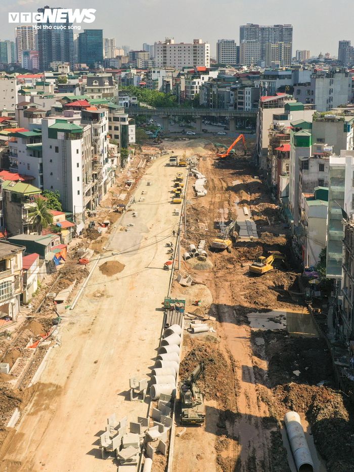Cách đó không xa, đoạn Cầu Giấy - Dịch Vọng dài khoảng 410 m đang thi công nền đường và cống thoát nước, chuẩn bị thảm nhựa mặt đường.