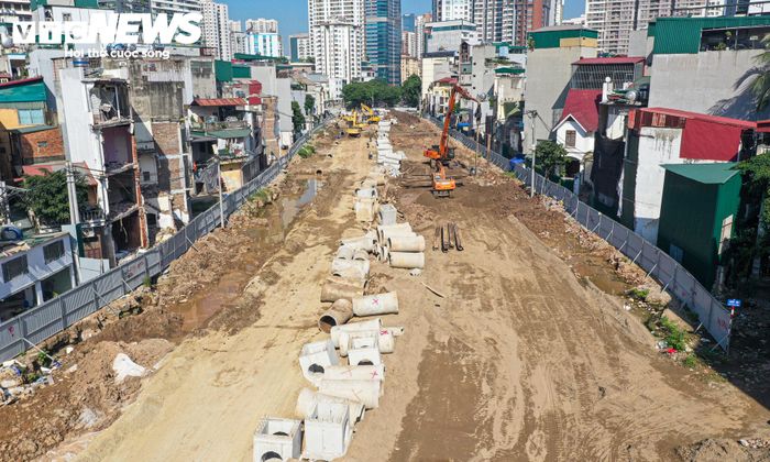 Nhà thầu đang huy động tối đa máy móc, nhân lực, tổ chức thi công 3 ca cả ngày và đêm. Mỗi ca có khoảng 100 kỹ sư, công nhân.