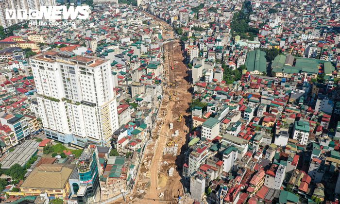 Tuyến được chia thành 13 đoạn để đầu tư. Đến tháng 3/2026, Hà Nội hoàn thành 5 đoạn với tổng chiều dài khoảng 11,28 km, 5 đoạn khác dài khoảng 6,1 km tiếp tục được triển khai. Ba đoạn còn lại, tổng chiều dài 2,26 km, được khởi công ngày 20/3/2026 theo lệnh xây dựng công trình khẩn cấp.