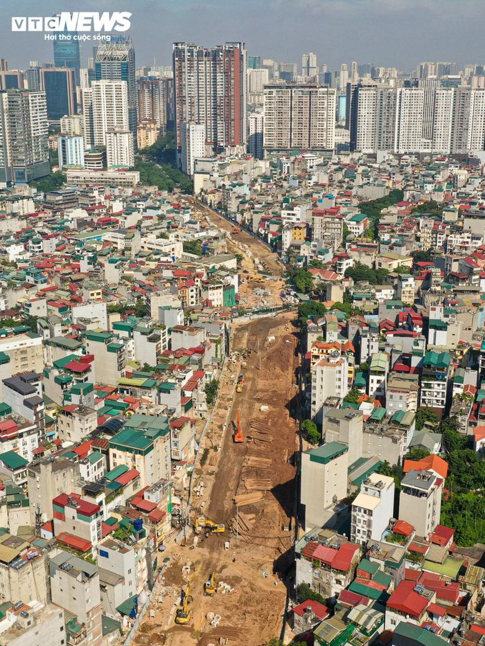 Những ngày đầu tháng 10/2026, máy móc, nhân lực của các nhà thầu đang tích cực triển khai các hạng mục trên toàn tuyến đường Vành đai 2,5 để bảo đảm tiến độ thông xe kỹ thuật dịp kỷ niệm 72 năm Ngày Giải phóng Thủ đô (10/10/1954 - 10/10/2026).