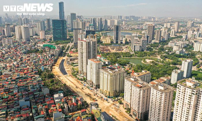 Tại đoạn Dịch Vọng - Dương Đình Nghệ dài khoảng 710 m, mặt đường đang được thảm nhựa. Nhiều loại xe lu bánh thép, xe lu bánh lốp và xe lu rung hoạt động trên tuyến. Công nhân hoàn thiện dải phân cách, trồng cây xanh, thảm hoa, làm bó vỉa, vỉa hè và hệ thống chiếu sáng.