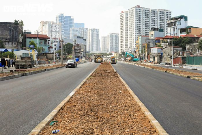 Trên mặt đường, một số phương tiện thi công được sử dụng để hoàn thành các phần việc còn lại. Phần mặt đường thảm nhựa tạo diện mạo hoàn chỉnh hơn so với thời điểm thi công nền và hạ tầng kỹ thuật.