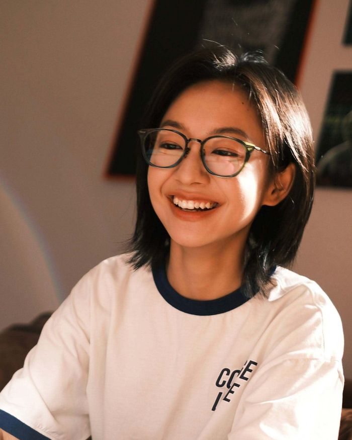 Chiều cao khiêm tốn không phải lợi thế, nhưng lại góp phần tạo cho cô vẻ ngoài trẻ trung, phù hợp với nhiều nhân vật tuổi học sinh, sinh viên.