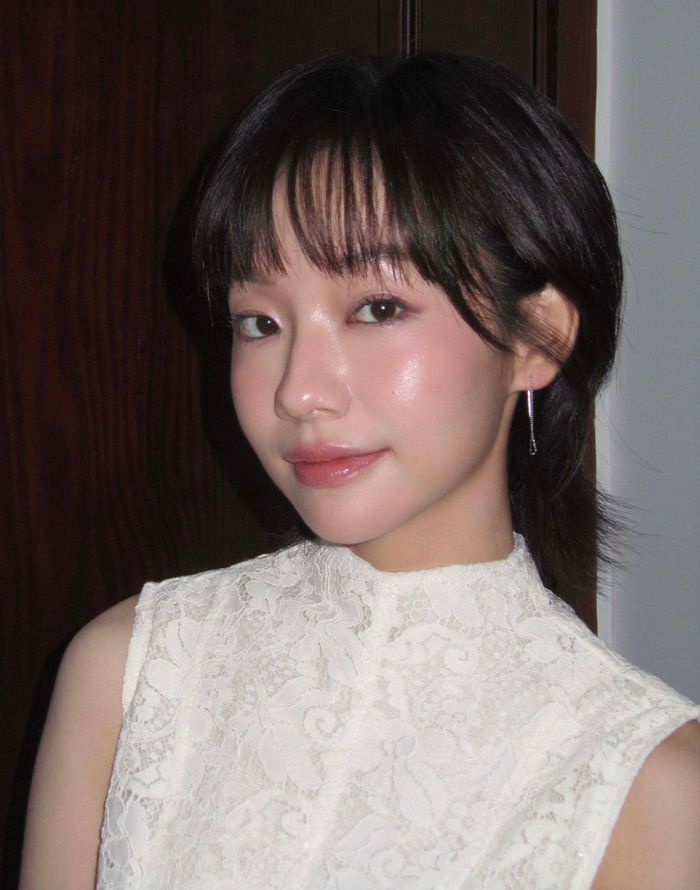 Nữ diễn viên từng được chú ý vì diện mạo trẻ hơn tuổi thật. Những bức ảnh cận mặt cũng cho thấy cô phù hợp với phong cách trang điểm nhẹ, làm nổi bật làn da và đường nét tự nhiên.