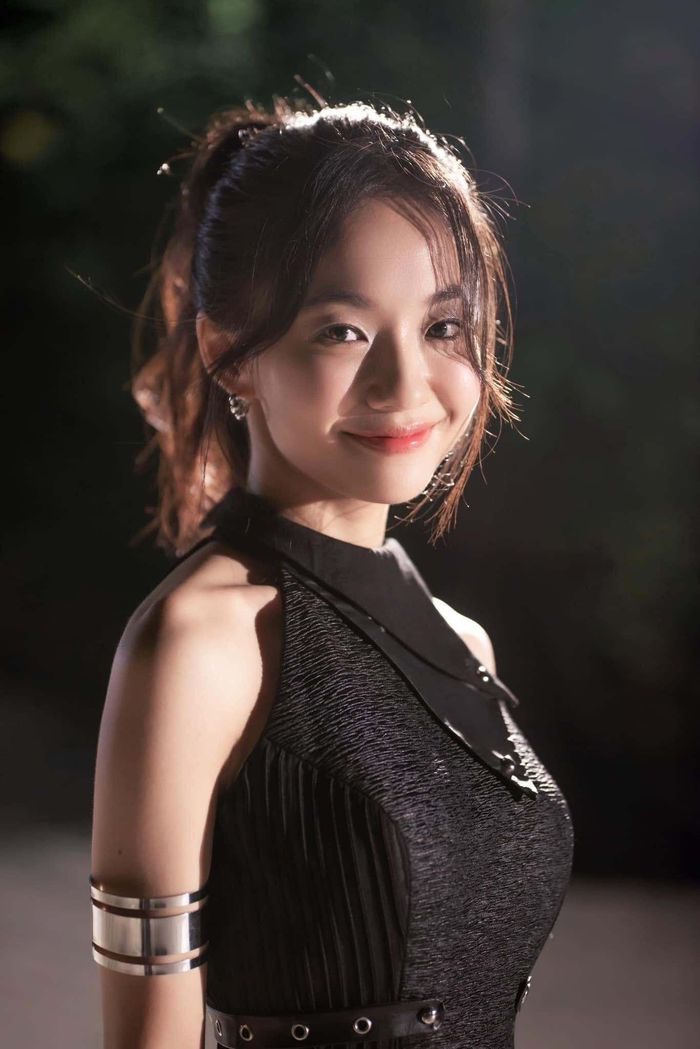 Hoàng Hà sau đó không duy trì duy nhất hình ảnh “nàng thơ”. Trong Kẻ ăn hồn, cô đảm nhận vai Cô Phong, nhân vật có màu sắc khác biệt so với Dao Ánh. Sự thay đổi này giúp nữ diễn viên cho thấy khả năng thử nghiệm những dạng vai mới.