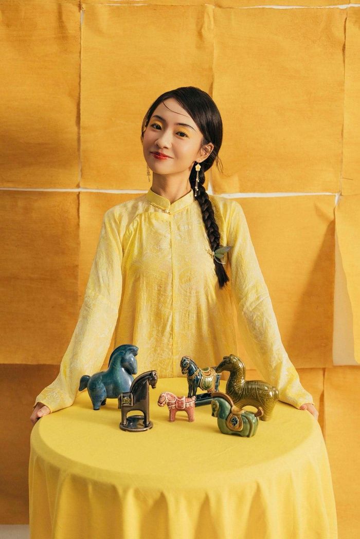 Vẻ đẹp của Hoàng Hà từng được mô tả là sự pha trộn giữa nét trong trẻo, dịu dàng và một chút cổ điển. Chính hình ảnh này giúp cô gây ấn tượng khi bước lên màn ảnh với vai Dao Ánh trong Em và Trịnh.