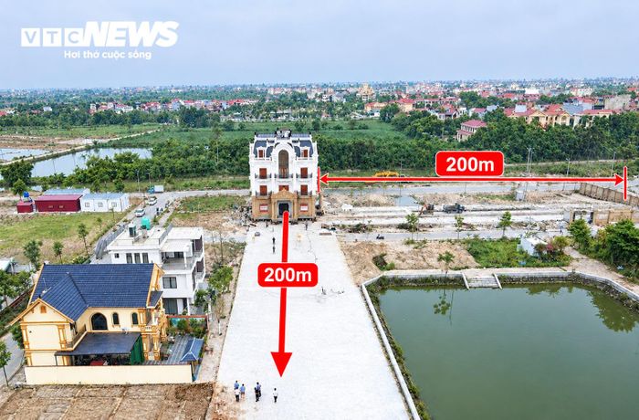 Trước đó, ngày 24/9, ngôi biệt thự nặng hàng trăm tấn đi được nửa chặng đường đến vị trí mới.