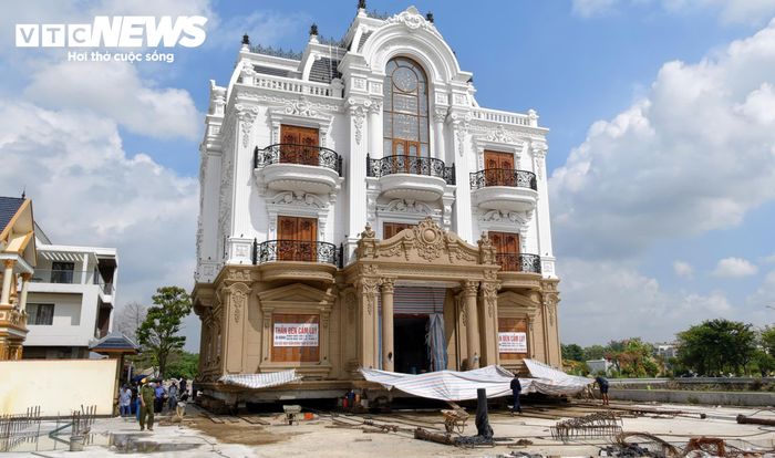Gần 1 tháng di chuyển 400 m, biệt thự nặng hàng trăm tấn về đích.