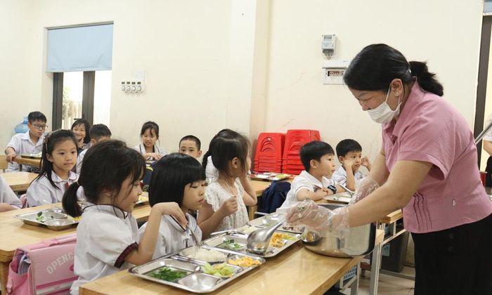 Học sinh ăn bán trú tại Trường Tiểu học Lê Hồng Phong, phường Bắc Giang.
