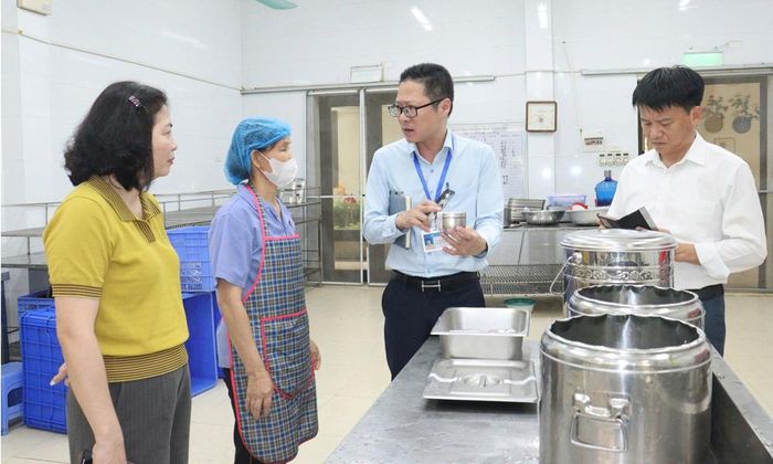 Đoàn kiểm tra liên ngành kiểm tra công tác bảo đảm an toàn thực phẩm bếp ăn bán trú tại phường Bắc Giang.