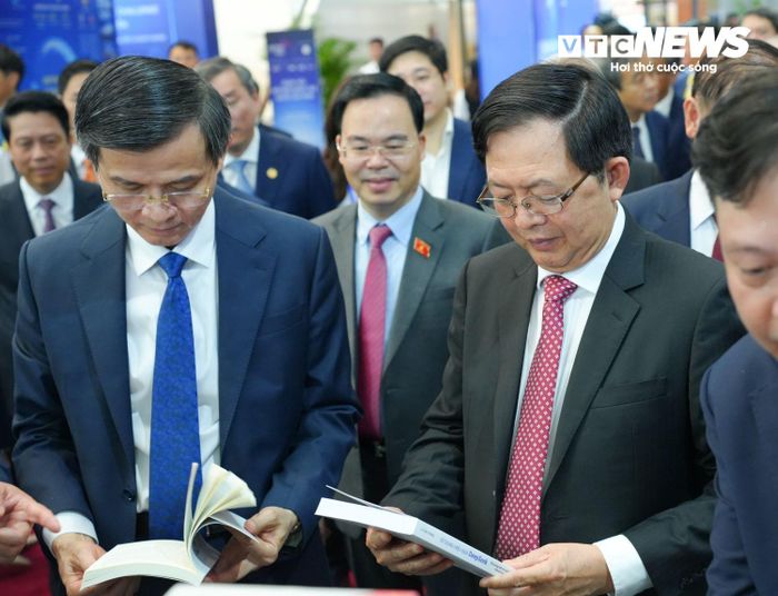 Phó Thủ tướng Hồ Quốc Dũng cùng PGS. TS Đoàn Minh Huấn, Ủy viên Bộ Chính trị, Giám đốc Học viện Chính trị quốc gia Hồ Chí Minh tại sự kiện. (Ảnh: Hùng Cường)