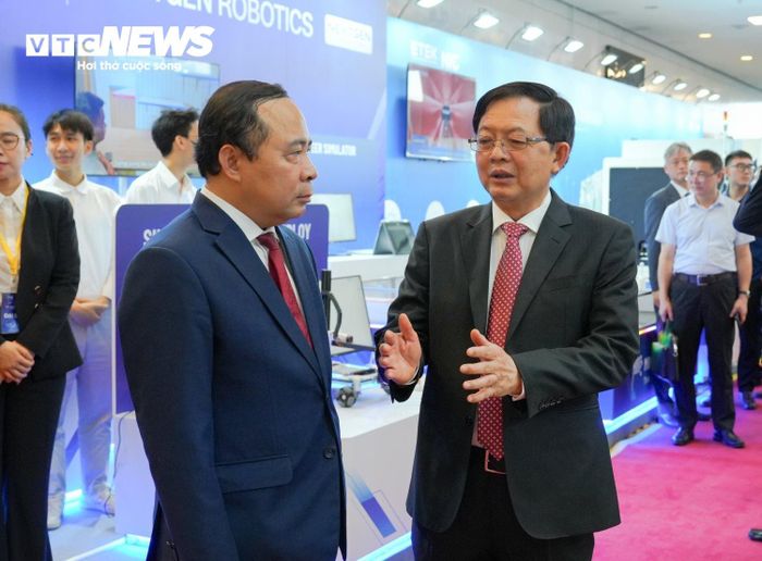 Phó Thủ tướng Hồ Quốc Dũng trao đổi cùng ông Vũ Hải Quân, Bộ trưởng Khoa học và Công nghệ. (Ảnh: Hùng Cường)