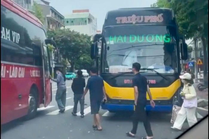 Xe khách dừng, đỗ ngược chiều và đón, trả khách không đúng quy định. (Ảnh: Công an tỉnh Lào Cai)