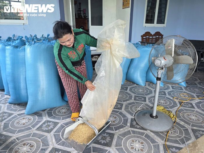 Không chỉ chuẩn bị chỗ tránh trú, nhiều hộ dân còn chủ động dự trữ lương thực, nước uống và nhu yếu phẩm đủ dùng trong khoảng 10 ngày, đề phòng trường hợp giao thông bị chia cắt, khu dân cư bị cô lập.