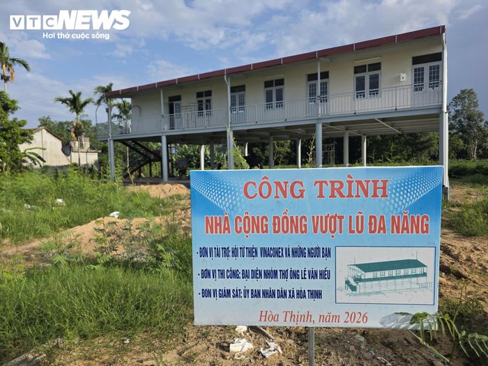 Tại thôn Phú Hữu, ngoài nhà sinh hoạt cộng đồng kết hợp tránh lũ được UBND tỉnh xây dựng, người dân còn có thêm căn nhà tránh lũ do các hội từ thiện, cá nhân hỗ trợ xây dựng theo mô hình lắp ghép vượt lũ.