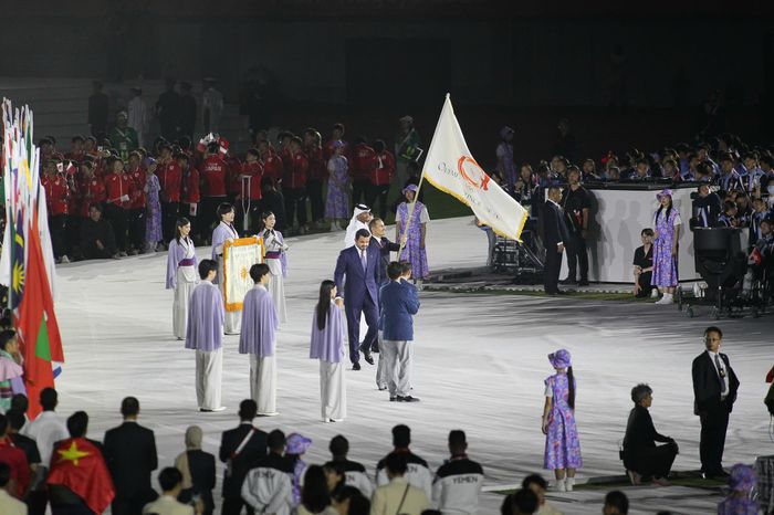 Chủ tịch Hội đồng Olympic châu Á Sheikh Joaan bin Hamad Al Thani xuất hiện cùng lá cờ đặc biệt. Ông đánh giá rằng ASIAD 2026 là đại hội đưa thể thao lên một tầm cao mới. Đại hội lần này chứng kiến nhiều kỉ lục được phá, nhiều khoảnh khắc thể thao đáng nhớ. Ông Al Thani bày tỏ vào sự hy vọng thành công cho kỳ ASIAD tiếp theo tại Doha, Qatar.