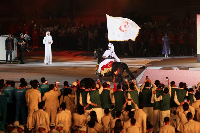 Vận động viên Jassim Al Kuwari của Qatar cưỡi ngựa tiến vào lễ đài và nhận lá cờ ASIAD và kết thúc màn giới thiệu của Qatar với châu Á.