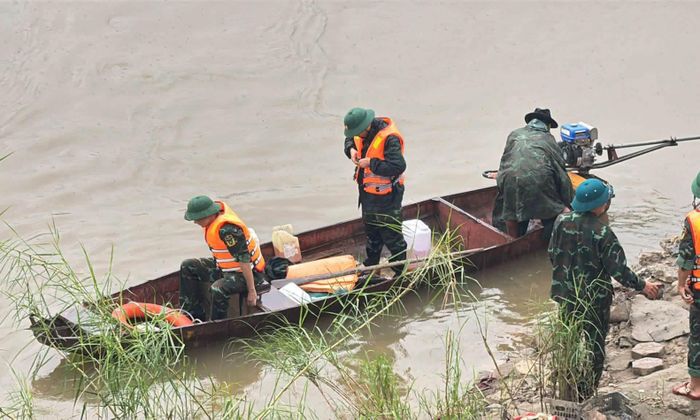 Lực lượng chức năng tìm kiếm kiểm lâm viên mất tích trên sông Hồng. (Ảnh: L.C.)