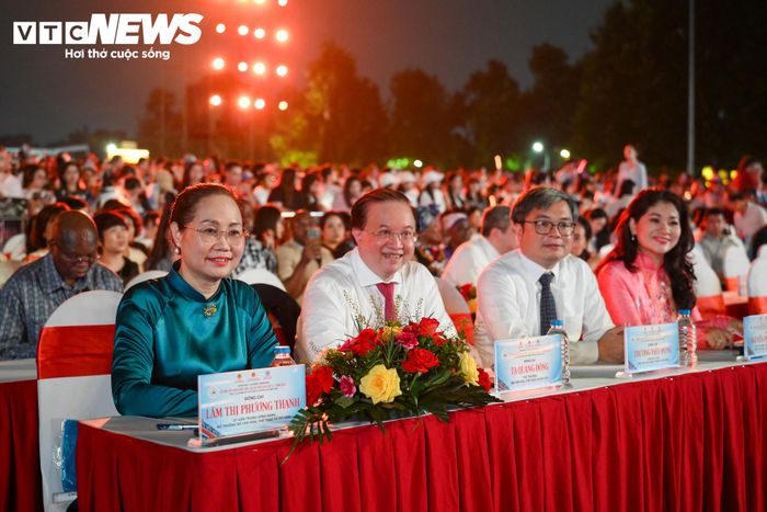 Phó Chủ tịch Quốc hội Nguyễn Thị Thanh, Bộ trưởng Bộ Văn hóa, Thể thao và Du lịch Lâm Thị Phương Thanh, Phó Bí thư chuyên trách Đảng ủy Mặt trận Tổ quốc và các đoàn thể Trung ương Phạm Tất Thắng, Phó Chủ tịch UBND TP Hà Nội Trương Việt Dũng cùng tham dự.