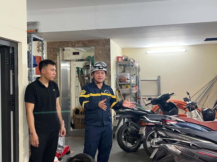 Hướng dẫn các quy định an toàn cháy nổ tại một hầm để xe của người dân. Ảnh: Bảo Hân