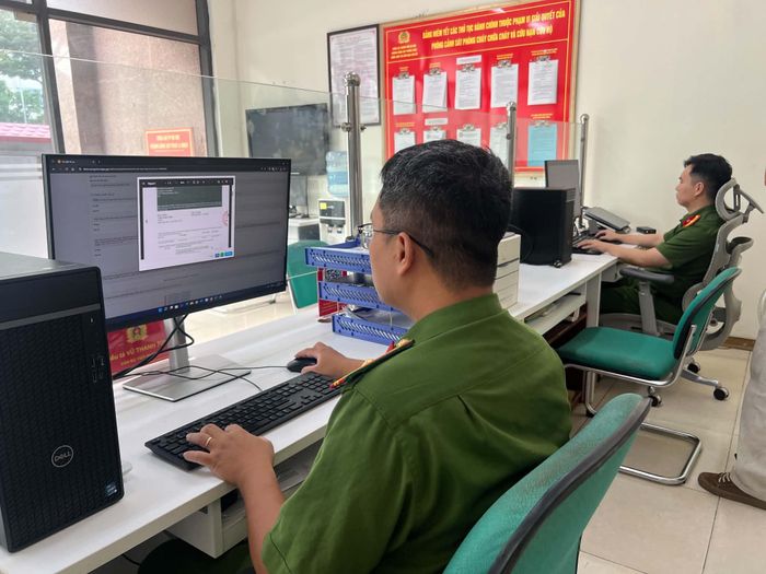 Trụ sở tiếp dân của Phòng Cảnh sát PCCC và CNCH (Công an thành phố Hà Nội) đã được số hoá để phục vụ nhân dân tốt nhất. Ảnh: Bảo Hân