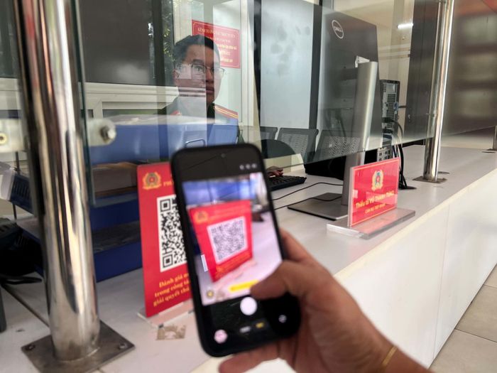 Người dân đánh giá sự hài lòng cũng như thái độ phục vụ của cán bộ qua mã QR. Ảnh: Bảo Hân