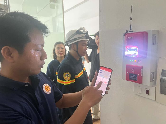 Cảnh sát PCCC và CNCH trực tiếp hướng dẫn người dân cài hệ thống báo cháy tự động. Ảnh: Bảo Hân