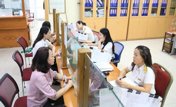 Người dân giao dịch tại Thuế cơ sở 4 thành phố Hà Nội. Ảnh: Nguyễn Quang