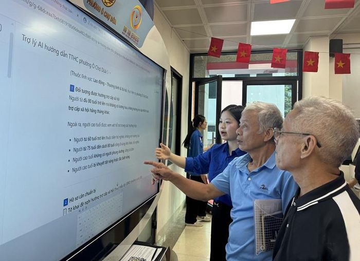 Người dân sử dụng trợ lý ảo (AI) trong thực hiện thủ tục hành chính tại phường Ô Chợ Dừa. Ảnh: Khánh Huyền