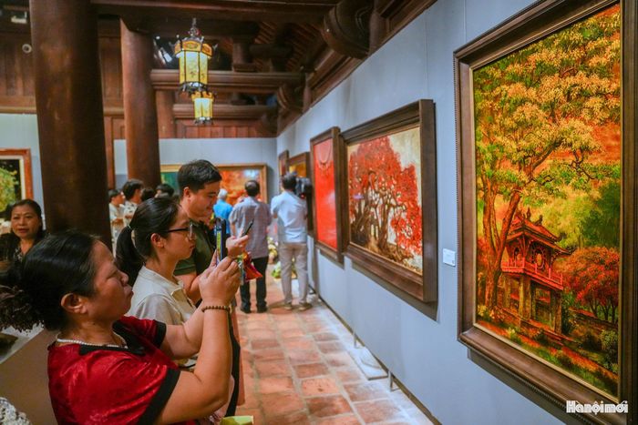 "Đồng thời, các hoạt động văn hóa - nghệ thuật cũng được đa dạng hóa, tổ chức sinh động tại cả ba không gian gồm khu Nội tự, vườn Giám và hồ Văn. Đặc biệt, chúng tôi đang tích cực nghiên cứu, phát triển các sản phẩm công nghiệp văn hóa như sản phẩm tour đêm, các sự kiện tổ chức tại cả 3 không gian của Văn Miếu - Quốc Tử Giám để phục vụ du khách cả ban ngày lẫn ban đêm, qua đó góp phần thúc đẩy sự phát triển của ngành công nghiệp văn hóa và hưởng ứng chủ trương phát triển kinh tế đêm của Thủ đô" - Tiến sĩ Lê Xuân Kiêu chia sẻ