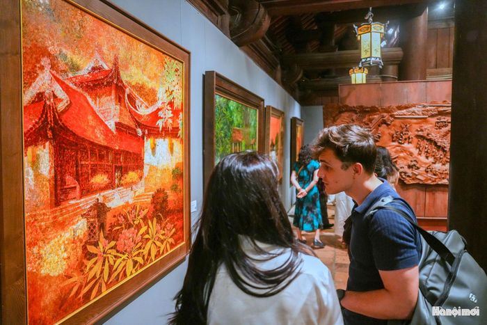 Tiến sĩ Lê Xuân Kiêu cho biết thêm, thực hiện Nghị quyết 80-NQ/TW của Bộ Chính trị về phát triển văn hóa Việt Nam, thời gian qua, Văn Miếu đã tích cực triển khai đồng bộ các nhiệm vụ nhằm bảo tồn và phát huy hiệu quả giá trị di tích. Trước hết, đơn vị đẩy mạnh công tác chuyển đổi số, thực hiện số hóa dữ liệu và phát triển các sản phẩm ứng dụng công nghệ hiện đại trong không gian di tích. Cùng với đó, công tác tu bổ, tôn tạo được tập trung thực hiện đối với các hạng mục đang xuống cấp như Khuê Văn Các, điện Đại Thành và cổng chính.