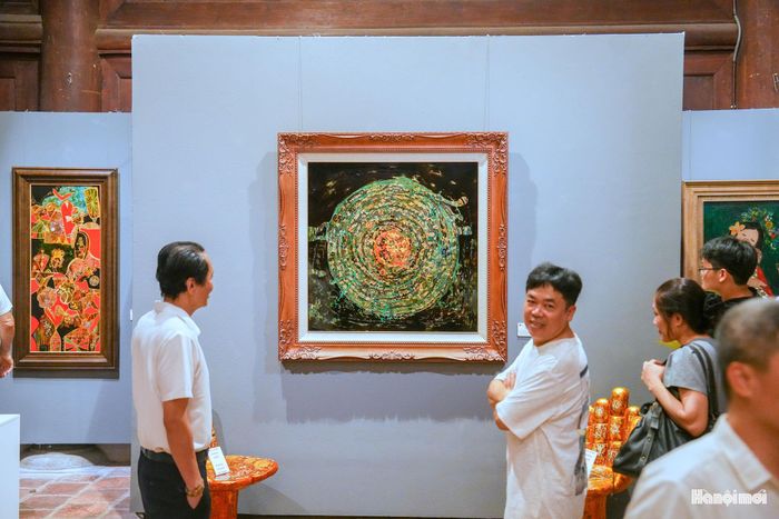 Triển lãm “Sắc Tâm 2026” diễn ra từ ngày 4-10 đến ngày 18-10-2026 tại nhà Tiền Đường, Văn Miếu - Quốc Tử Giám, Hà Nội. Không chỉ mang đến những tác phẩm sơn mài đương đại, triển lãm còn mở ra một không gian để công chúng cảm nhận sự giao hòa giữa sắc, hương và di sản; qua đó, những giá trị văn hóa truyền thống được tiếp nối bằng ngôn ngữ nghệ thuật hôm nay.