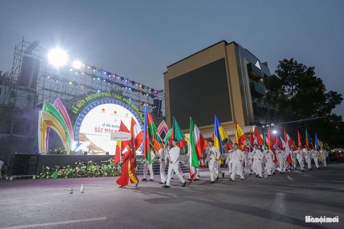 Sự kiện đã thu hút hàng vạn người dân Thủ đô cùng đông đảo du khách trong và ngoài nước đổ về tham dự, tạo nên bầu không khí lễ hội ngập tràn màu sắc và tinh thần đoàn kết quốc tế ngay giữa trung tâm Hà Nội.