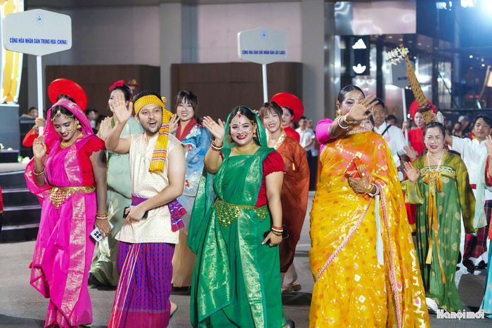 Lễ hội quy tụ sự tham gia của các đoàn nghệ thuật và tổ chức văn hóa đến từ 18 quốc gia trên thế giới, bao gồm Áo, Angola, Azerbaijan, Bangladesh, Trung Quốc, Iran, Lào, Mông Cổ, Ma-rốc, Philippines, Tây Ban Nha, Ukraine, Peru, Sri Lanka, Việt Nam... Sự hiện diện đông đảo của bạn bè quốc tế thể hiện tinh thần mến khách, cởi mở và uy tín đối ngoại văn hóa ngày càng tăng của Thủ đô Hà Nội.