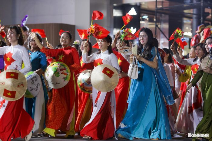 Lễ hội “Sắc màu năm châu” đã tiếp tục khẳng định và làm sâu sắc thêm vị thế của Hà Nội - Thành phố “Vì hòa bình”, một Thủ đô giàu truyền thống văn hóa, thân thiện, cởi mở và chủ động hội nhập quốc tế. Sự kiện để lại những dấu ấn khó phai, lan tỏa hình ảnh một Hà Nội ngập tràn sức sống và luôn rộng mở vòng tay chào đón bạn bè bốn phương.