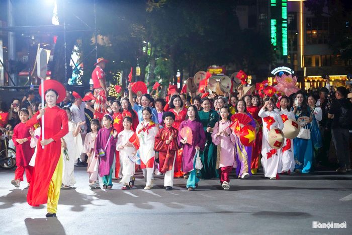 Điểm nhấn ấn tượng và quy mô nhất của lễ hội năm nay là cuộc diễu hành đường phố quy tụ hơn 1.000 người tham gia. Đoàn diễu hành bao gồm các đoàn nghệ thuật trong nước và quốc tế, các nghệ sĩ, nghệ nhân, người mẫu, các thành viên Câu lạc bộ Văn hóa Áo dài Việt Nam, hội viên Hội Liên hiệp Phụ nữ Thủ đô cùng đông đảo cộng đồng người nước ngoài đang sinh sống và làm việc tại Hà Nội.
