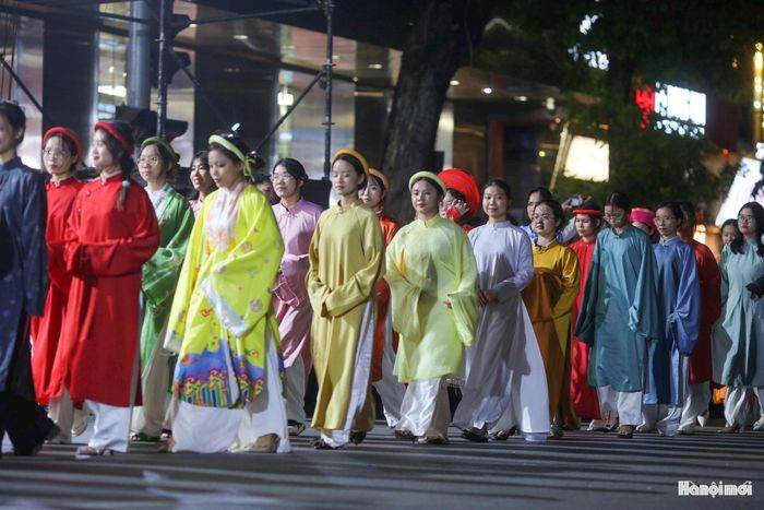 Lễ hội đường phố “Sắc màu năm châu” không đơn thuần là một sự kiện nghệ thuật giải trí quy mô lớn mà còn là nhịp cầu văn hóa thắt chặt tình hữu nghị hợp tác giữa Việt Nam và thế giới.