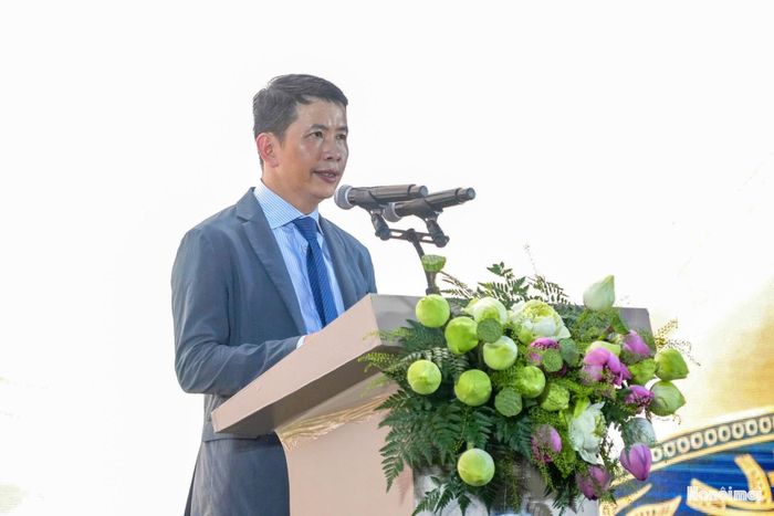 Phát biểu khai mạc sự kiện, Giám đốc Sở Văn hóa, Thể thao và Du lịch Hà Nội Phạm Tuấn Long khẳng định, Lễ hội đường phố "Sắc màu năm châu" sẽ tạo ra một không gian văn hóa để các nền văn hóa được gặp gỡ, giao lưu, chia sẻ và được trân trọng. Nghệ thuật được đưa ra khỏi sân khấu, hòa vào đời sống của người dân và du khách, trở thành một phần của lễ hội. Đó cũng là cách phát huy giá trị di sản quốc gia, đặc biệt hồ Hoàn Kiếm - biểu tượng lịch sử văn hóa của Thủ đô Hà Nội - trong một không gian văn hóa mở, nơi truyền thống gặp gỡ đương đại, nghệ thuật đến với cộng đồng, kết nối bạn bè năm châu.