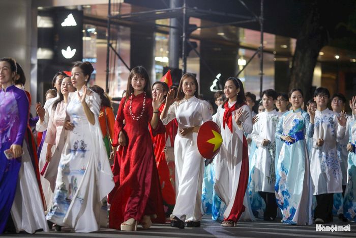 Hình ảnh hàng trăm tà áo dài Việt Nam duyên dáng, thướt tha sánh bước cùng trang phục truyền thống rực rỡ sắc màu của bạn bè năm châu đã tạo nên một bức tranh văn hóa đa dạng và giàu bản sắc. Sự kết hợp nét đẹp dịu dàng của áo dài Hà Nội với sự đa dạng của trang phục các dân tộc trên thế giới ngay tại không gian di sản Hồ Gươm đã để lại ấn tượng sâu sắc trong lòng công chúng.