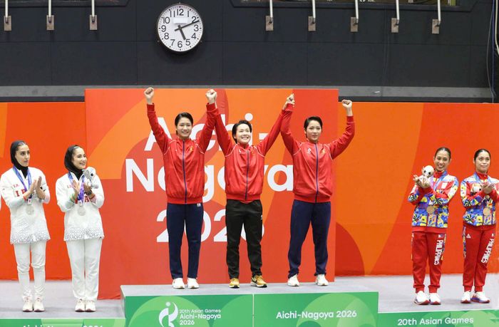 Hai võ sĩ Hà Nội Bùi Ngọc Nhi (áo đỏ bên phải) và Hoàng Thị Thu Uyên (áo đỏ, bên trái) thuộc đội karate Việt Nam trên bục nhận Huy chương vàng tại ASIAD 20. Ảnh: Bùi Lượng