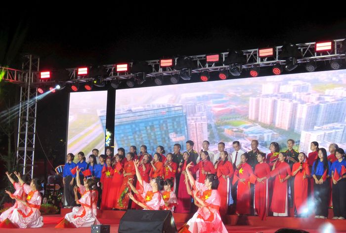 Liên hoan nghệ thuật quần chúng “Thiên Lộc viết tiếp bản hùng ca” với sự tham gia của những người con quê hương Thiên Lộc. Ảnh: PV