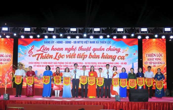 Lãnh đạo xã Thiên Lộc tặng Cờ lưu niệm cho các đội thi. Ảnh: PV