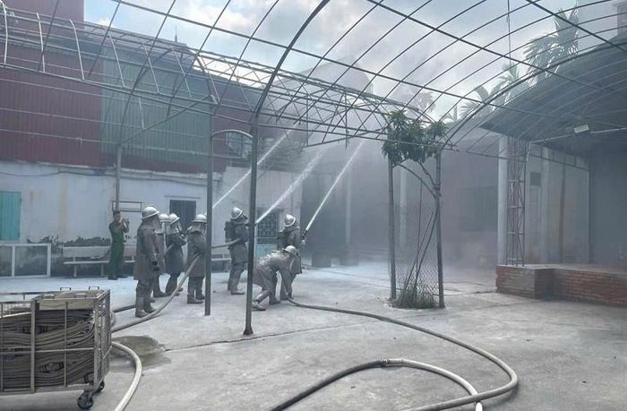 Xã Phú Xuyên tổ chức thực tập phương án chữa cháy, cứu nạn, cứu hộ huy động nhiều lực lượng tham gia. Ảnh: PV