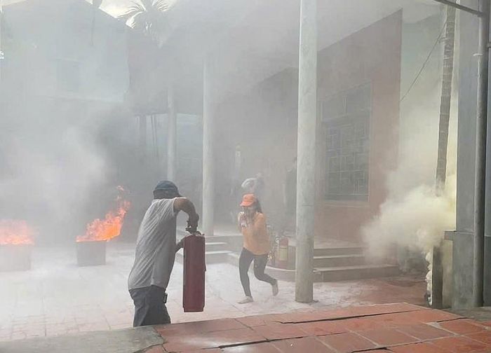 Thực tập phương án chữa cháy, cứu nạn, cứu hộ là biện pháp quan trọng nhằm nâng cao hiệu quả công tác phòng, chống cháy nổ và xử lý kịp thời các tình huống cháy nổ xảy ra. Ảnh: PV
