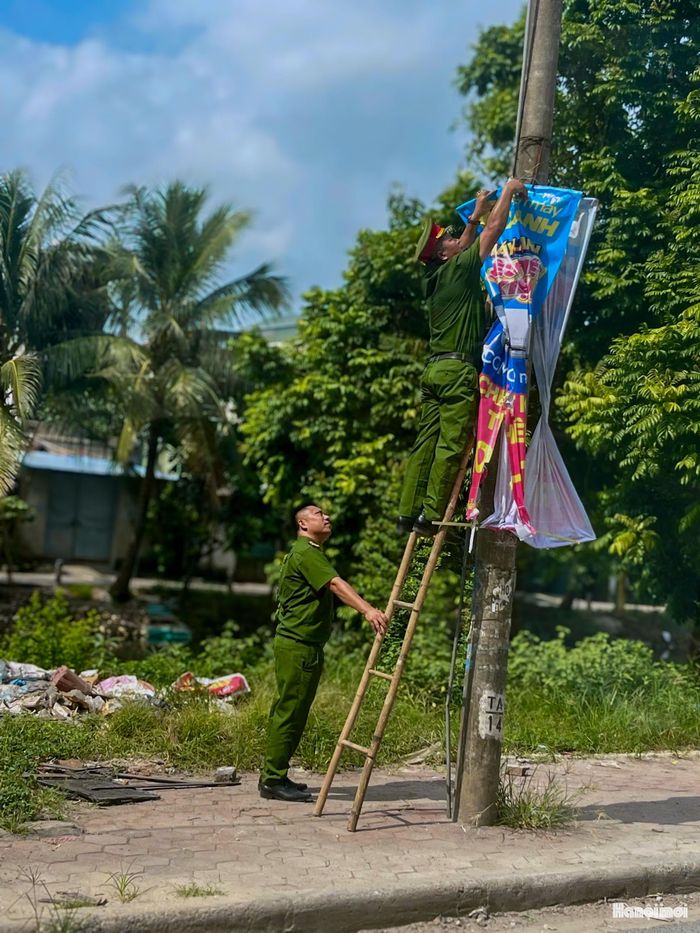 Trên tuyến đường trọng điểm Đông Mỹ - Ngũ Hiệp, lực lượng chức năng kiểm tra tỉ mỉ từng trụ điện, gốc cây, mảng tường rào. Hàng loạt biển quảng cáo rao vặt treo, dán sai quy định gây mất mỹ quan đã được tháo gỡ và thu gom.