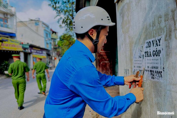 Các đoàn viên thanh niên tích cực sử dụng dụng cụ chuyên dụng để làm sạch các tờ rơi, giấy dán bám chặt trên bề mặt tường gạch và hạ tầng công cộng. Công việc được thực hiện cẩn trọng nhằm trả lại vẻ sạch đẹp ban đầu cho các không gian công cộng.