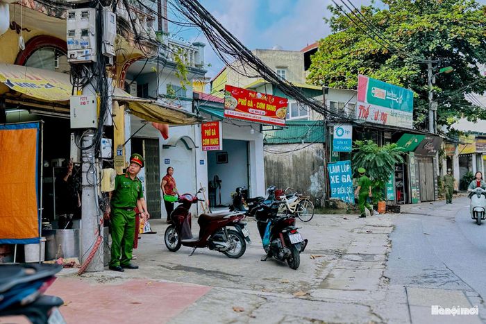 Trong quá trình bóc xóa, thành viên các tổ công tác cẩn trọng thu thập, ghi nhận và thống kê toàn bộ thông tin xuất hiện trên tờ rơi, bảng biển vi phạm, bao gồm số điện thoại, số tài khoản, địa chỉ dịch vụ và hình ảnh liên quan.