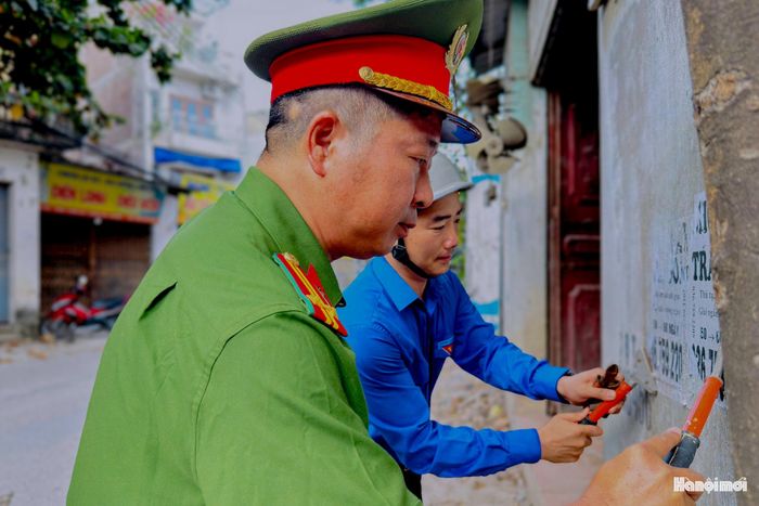 Các tổ công tác đồng loạt tỏa đi khắp các tuyến đường trục xã, đường liên thôn, khu vực chợ, trường học, trạm y tế và các điểm chờ xe buýt. Các không gian công cộng, nơi thường xuyên bị chiếm dụng bởi biển hiệu, tờ rơi trái phép là những điểm ưu tiên xử lý hàng đầu.