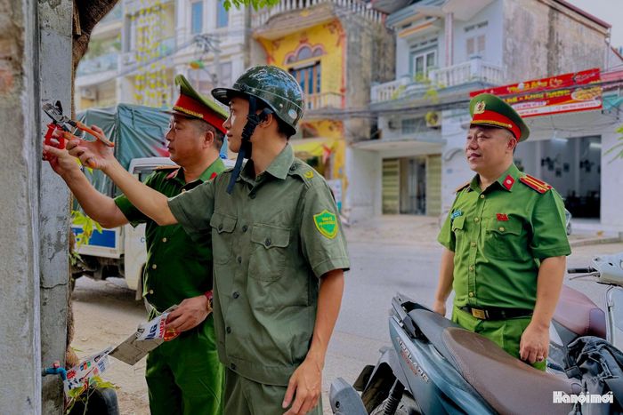 Lực lượng tham gia được huy động đồng bộ và đa dạng, bao gồm cán bộ, chuyên viên Phòng Kinh tế, Công an xã, lực lượng bảo vệ an ninh trật tự ở cơ sở cùng đông đảo đoàn viên, thanh niên trên địa bàn. Sự phối hợp liên ngành thể hiện quyết tâm chính trị cao của chính quyền địa phương trong việc xử lý dứt điểm "rác" quảng cáo.