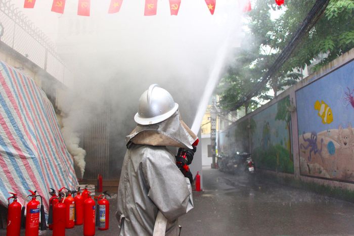 Cán bộ, chiễn sĩ Đội Chữa cháy và cứu nạn, cứu hộ khu vực số 8 có mặt kịp thời phối hợp cùng lực lượng chức năng phường Giảng Võ khống chế, dập tắt hoàn toàn đám cháy giả định. Ảnh: MH